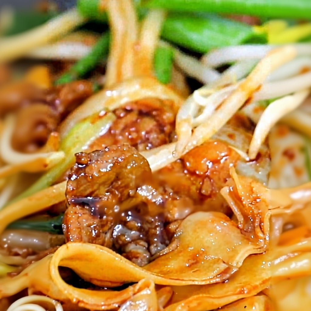 Beef Chow Fun Recipe (Authentic & Easy Method)