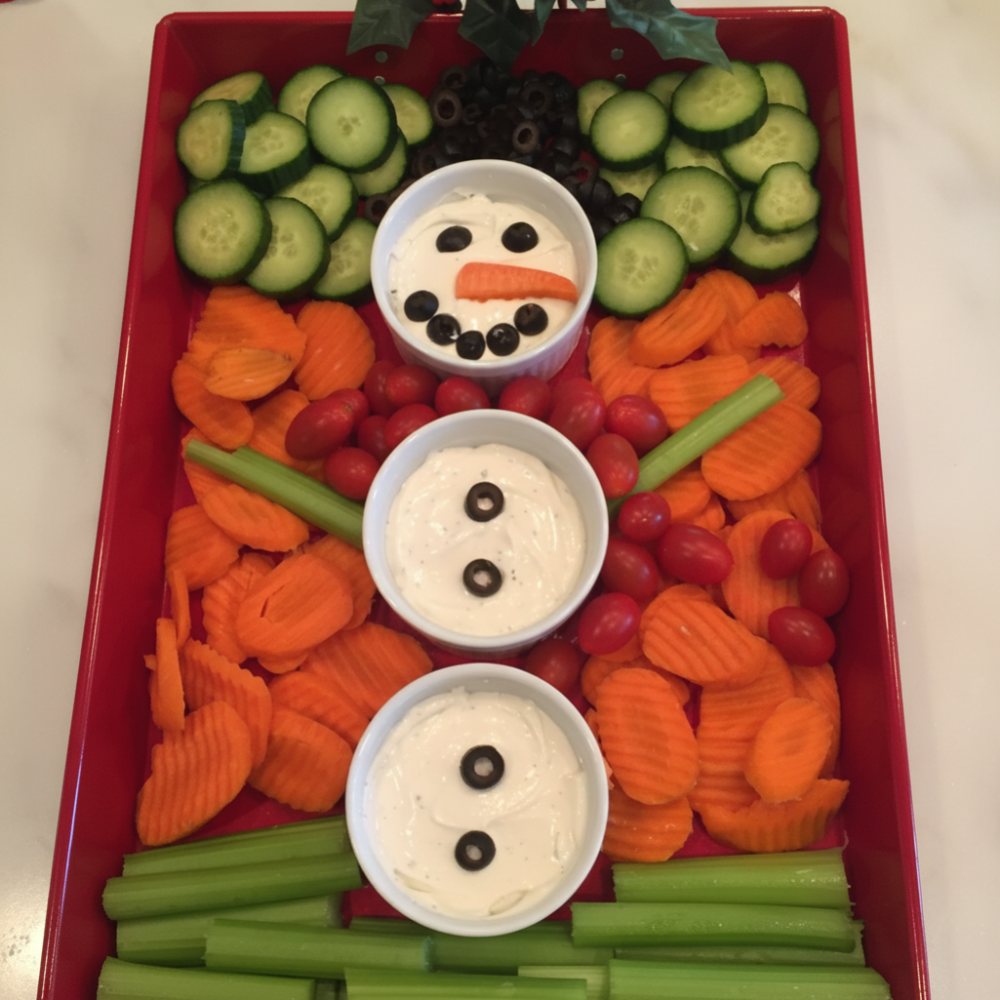 Festive Snowman Vegetable Crudités Platter for Winter Parties 1 Festive Snowman Vegetable Crudités Platter for Winter Parties