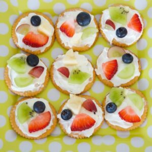 5-Minute Fruit Cracker Pizzas: Easy Kid-Friendly Snack 4 fruit cracker pizzas featured 1789577643854