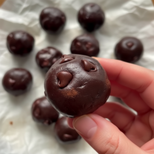 Keto Fudge Balls: Quick Raw Chocolate Truffles