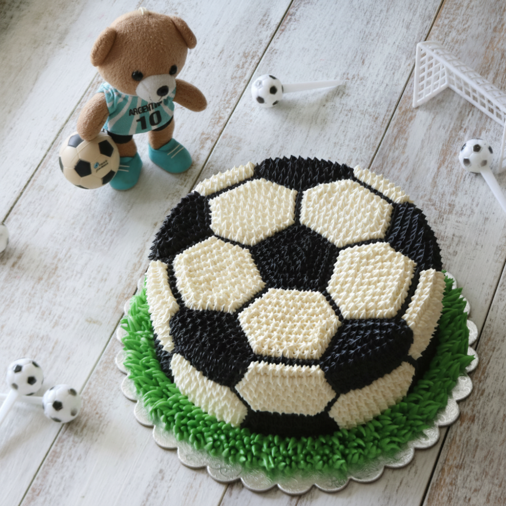 How to Make a Football-Themed Cake with Frosting 1 How to Make a Football-Themed Cake with Frosting