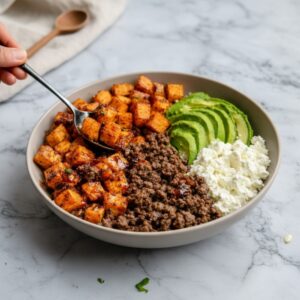 Sweet & Spicy Hot Honey Sweet Potato Beef Bowls Recipe 4 hot honey sweet potato beef bowls featured 1781438014476
